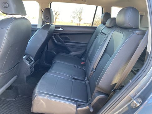 Used 2020 Volkswagen Tiguan SE w/ Panoramic Sunroof Package image 9