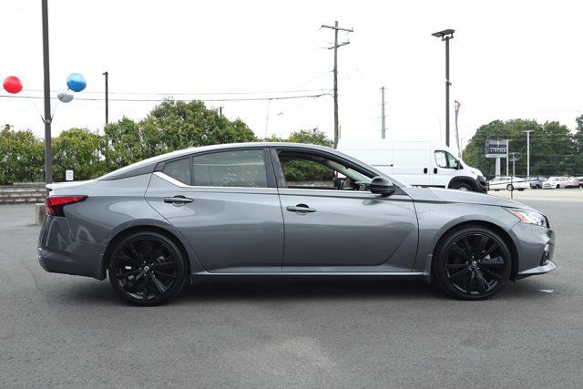 Used 2022 Nissan Altima 2.5 SR w/ Midnight Edition Package FWD image 4