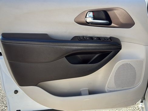 Used 2022 Chrysler Voyager LX image 17