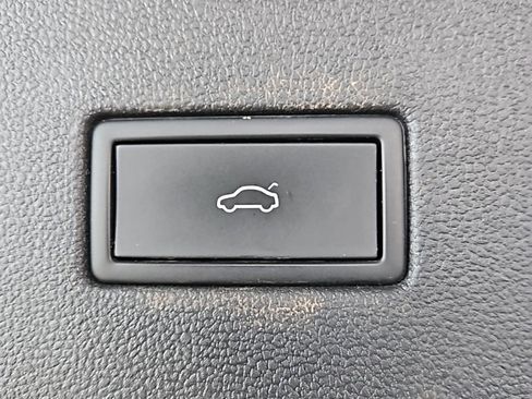 Used 2022 Volkswagen Tiguan SE image 19