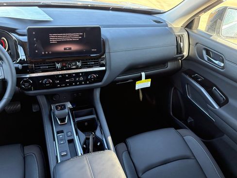 New 2026 Nissan Pathfinder SL image 12