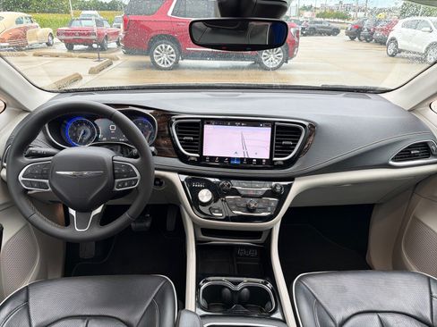 Used 2024 Chrysler Pacifica Limited FWD image 28