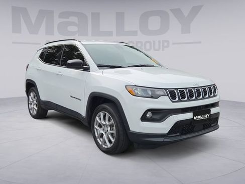 Used 2024 Jeep Compass Latitude AWD/4WD image 7