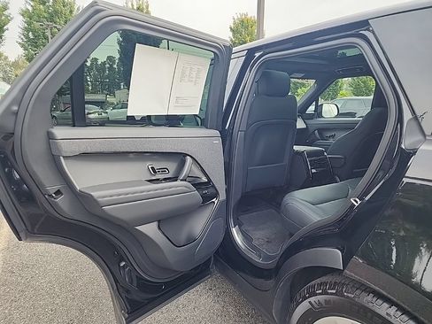Used 2025 Land Rover Range Rover Sport SE AWD/4WD image 15