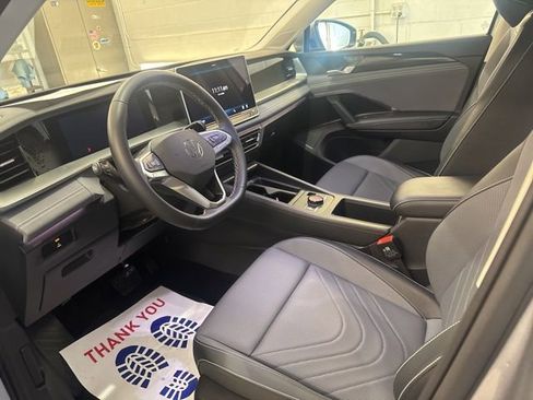 Certified 2025 Volkswagen Tiguan SE image 9