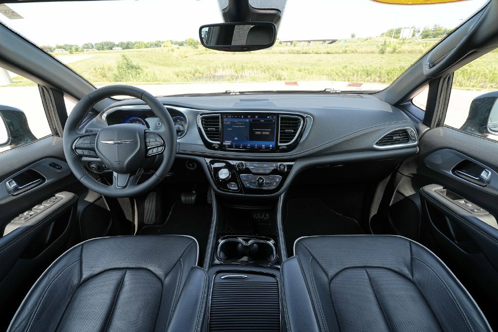 Used 2025 Chrysler Pacifica Limited FWD image 28