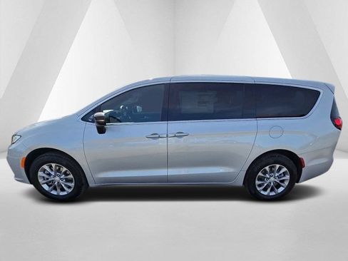 New 2026 Chrysler Pacifica Select AWD/4WD image 4