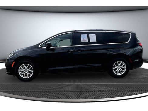 Used 2024 Chrysler Pacifica Touring-L FWD image 17