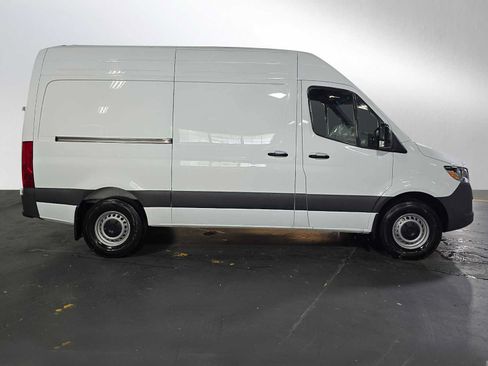 Used 2025 Mercedes-Benz Sprinter 2500 image 2