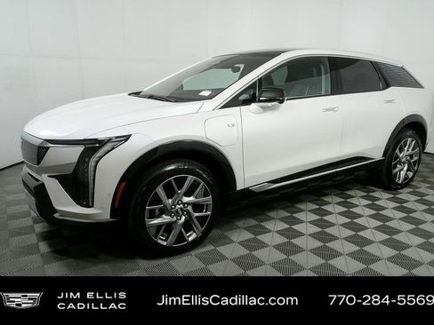 Used 2025 Cadillac Optiq Luxury 2 w/ LPO, Floor Liner Package AWD/4WD image 2