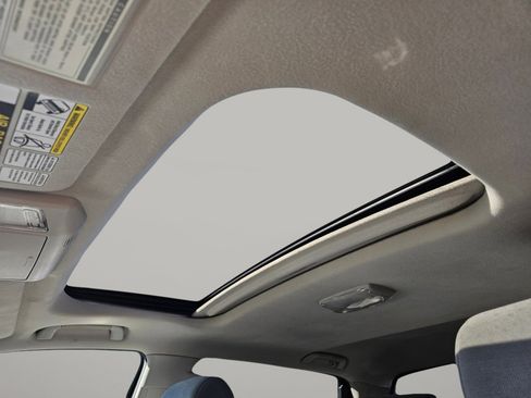 Used 2010 Toyota Tundra 4x4 CrewMax image 3