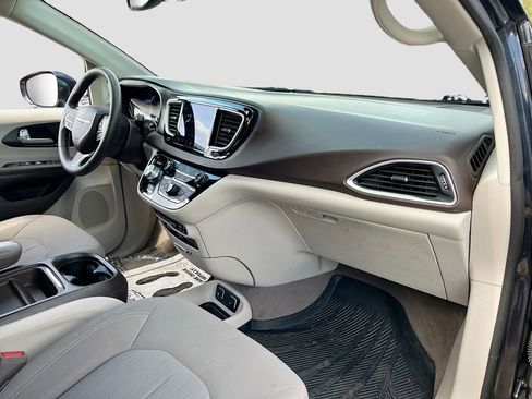 Certified 2020 Chrysler Pacifica Touring image 28