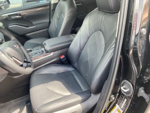 Used 2025 Toyota Highlander Platinum AWD/4WD image 11