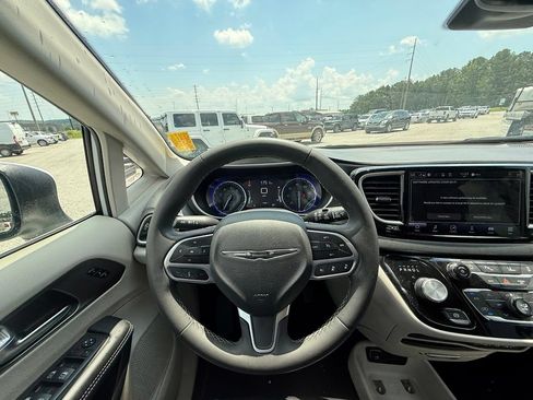 Used 2023 Chrysler Pacifica Touring-L FWD image 7