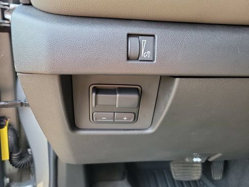 Used 2025 Chevrolet Colorado ZR2 w/ Technology Package AWD/4WD image 16