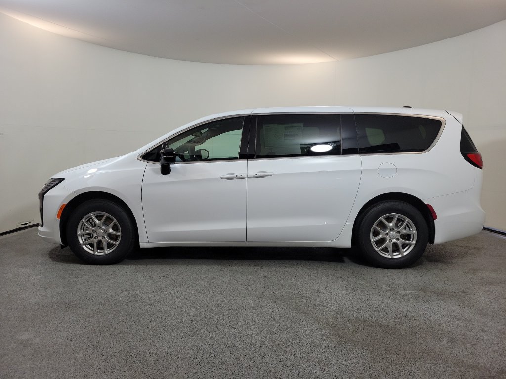 New 2027 Chrysler Pacifica Select FWD image 4