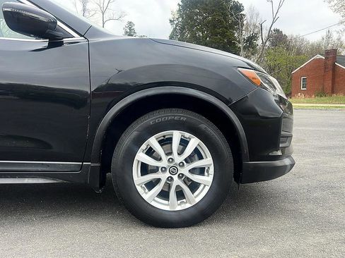Used 2018 Nissan Rogue SV image 11