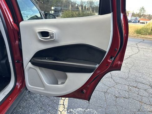 Used 2019 Jeep Compass Latitude image 17