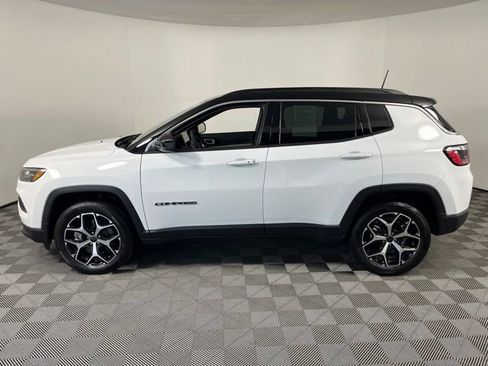 Used 2025 Jeep Compass Limited image 4