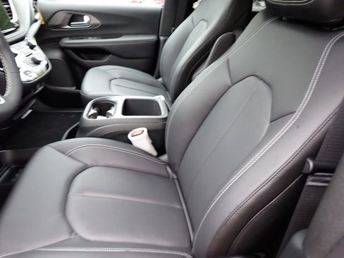 New 2026 Chrysler Pacifica Select image 12