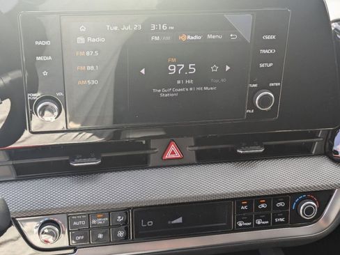 Used 2024 Kia Sportage LX image 18