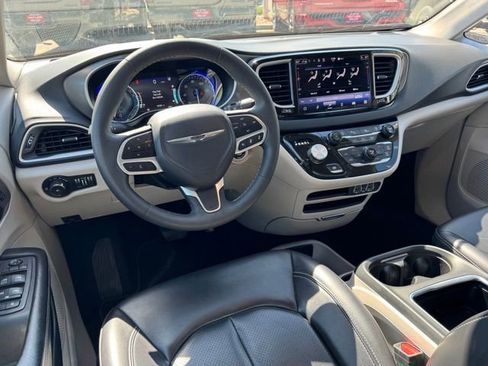 Used 2023 Chrysler Pacifica Touring-L FWD image 18