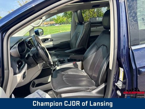 Used 2019 Chrysler Pacifica Limited w/ Tire & Wheel Group FWD image 11