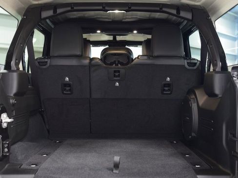 Used 2025 Jeep Wrangler Rubicon w/ Technology Group image 24