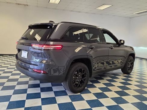 Used 2024 Jeep Grand Cherokee Altitude RWD image 8