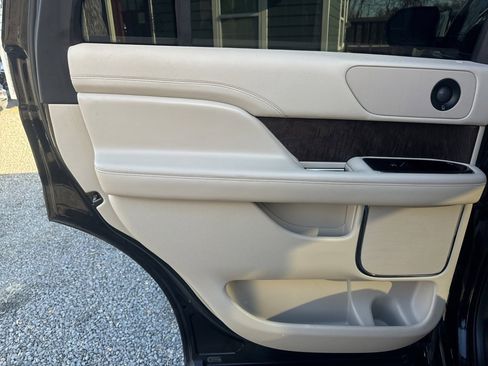 Used 2019 Lincoln Navigator Reserve image 16