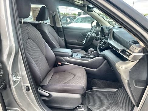 Used 2023 Toyota Highlander LE FWD image 22