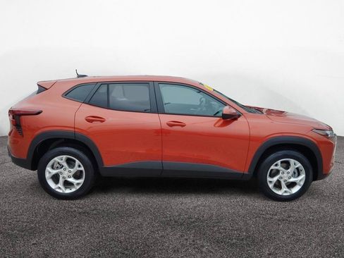 Used 2024 Chevrolet Trax LS w/ LS Convenience Package FWD image 9