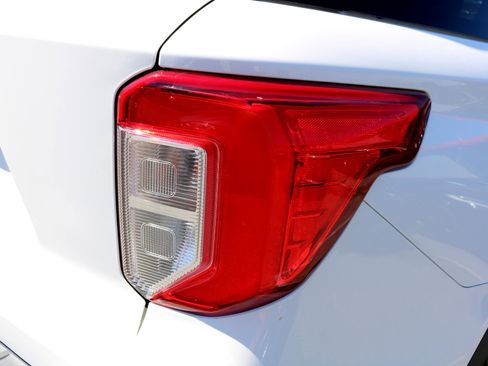 Used 2022 Ford Explorer XLT w/ Equipment Group 202A image 10