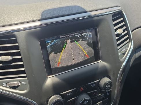 Used 2018 Jeep Grand Cherokee Laredo AWD/4WD image 27