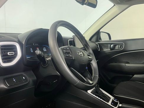 Used 2025 Hyundai Venue Limited image 22