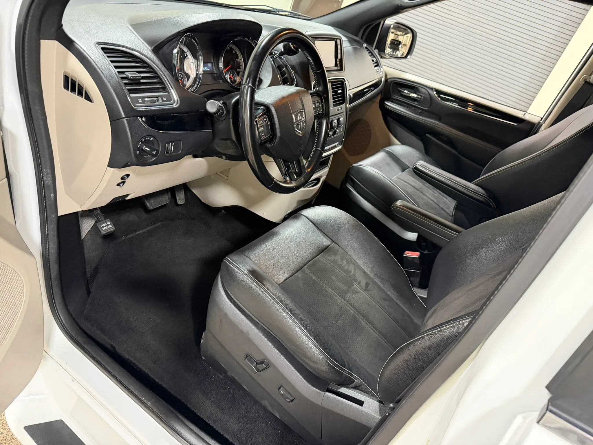 Used 2019 Dodge Grand Caravan SXT FWD image 38