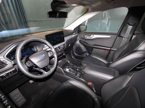Used 2025 Ford Escape Platinum w/ Premium Technology Package image 2
