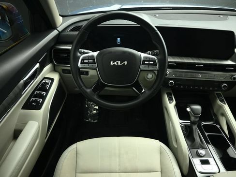 Certified 2024 Kia Telluride EX w/ EX Captain's Chair Package FWD image 5