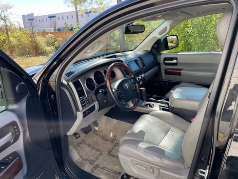 Used 2011 Toyota Sequoia Platinum image 5
