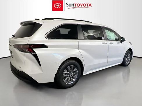 New 2026 Toyota Sienna XLE image 3