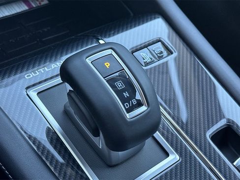 New 2025 Mitsubishi Outlander SE image 21