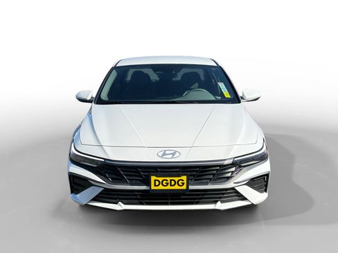Certified 2025 Hyundai Elantra SE FWD image 8