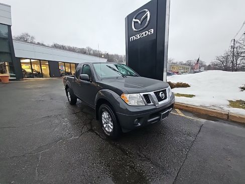 Used 2015 Nissan Frontier SV image 2