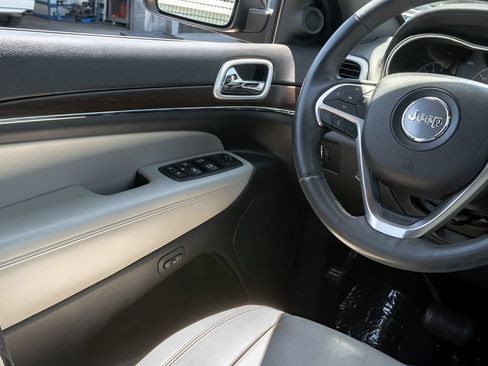 Used 2018 Jeep Grand Cherokee Limited AWD/4WD image 17