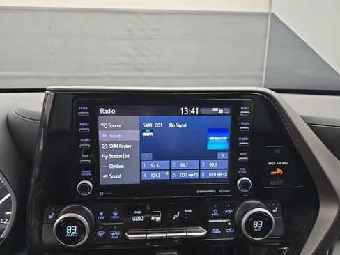 Used 2021 Toyota Highlander XLE image 30