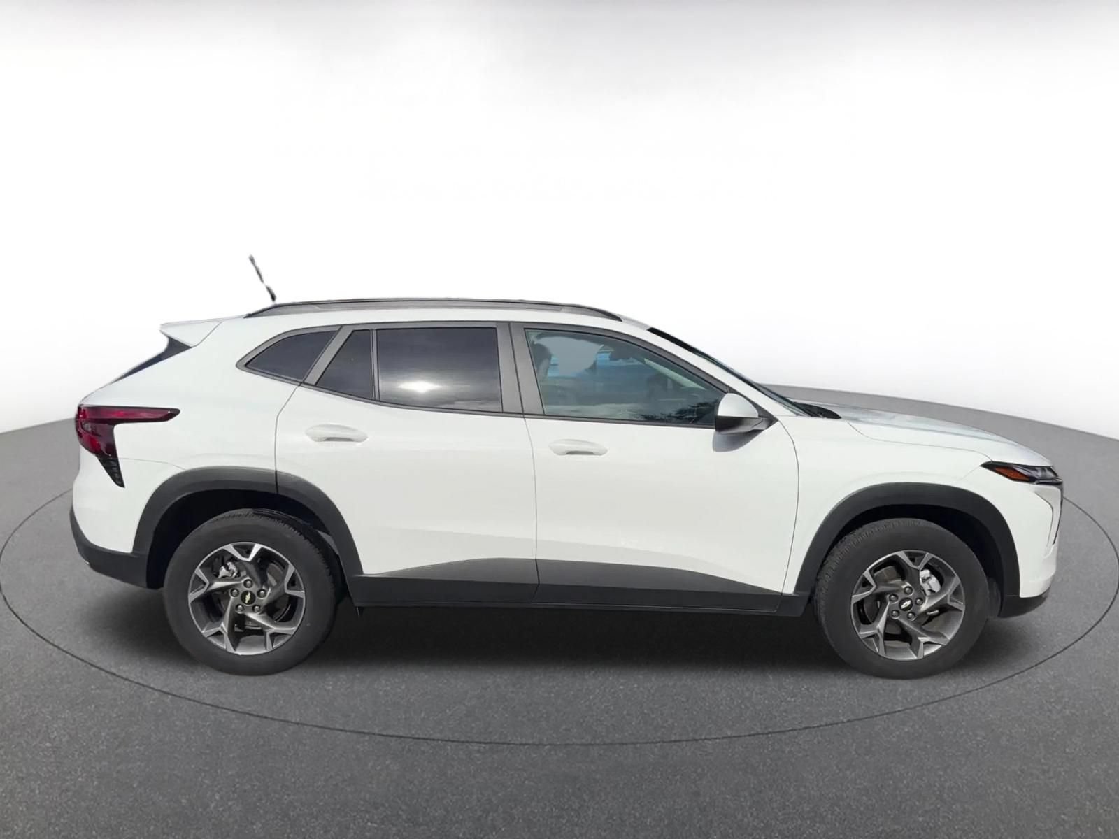 Used 2025 Chevrolet Trax LT FWD image 15