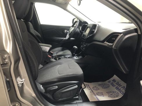 Used 2019 Jeep Cherokee Latitude w/ Cold Weather Group image 12