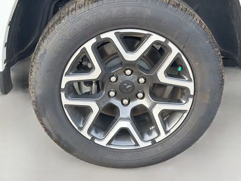 Used 2025 RAM 1500 Laramie AWD/4WD image 6