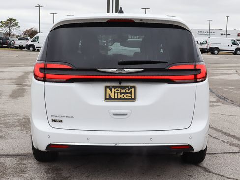 New 2026 Chrysler Pacifica Select image 6