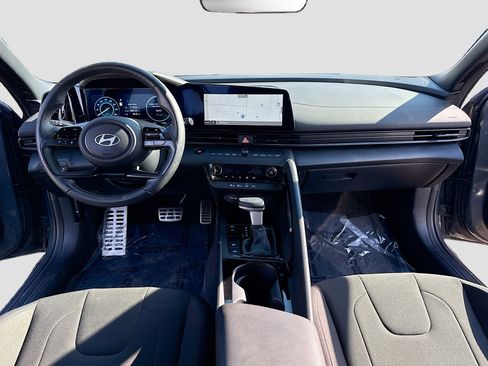 Certified 2025 Hyundai Elantra SEL image 3